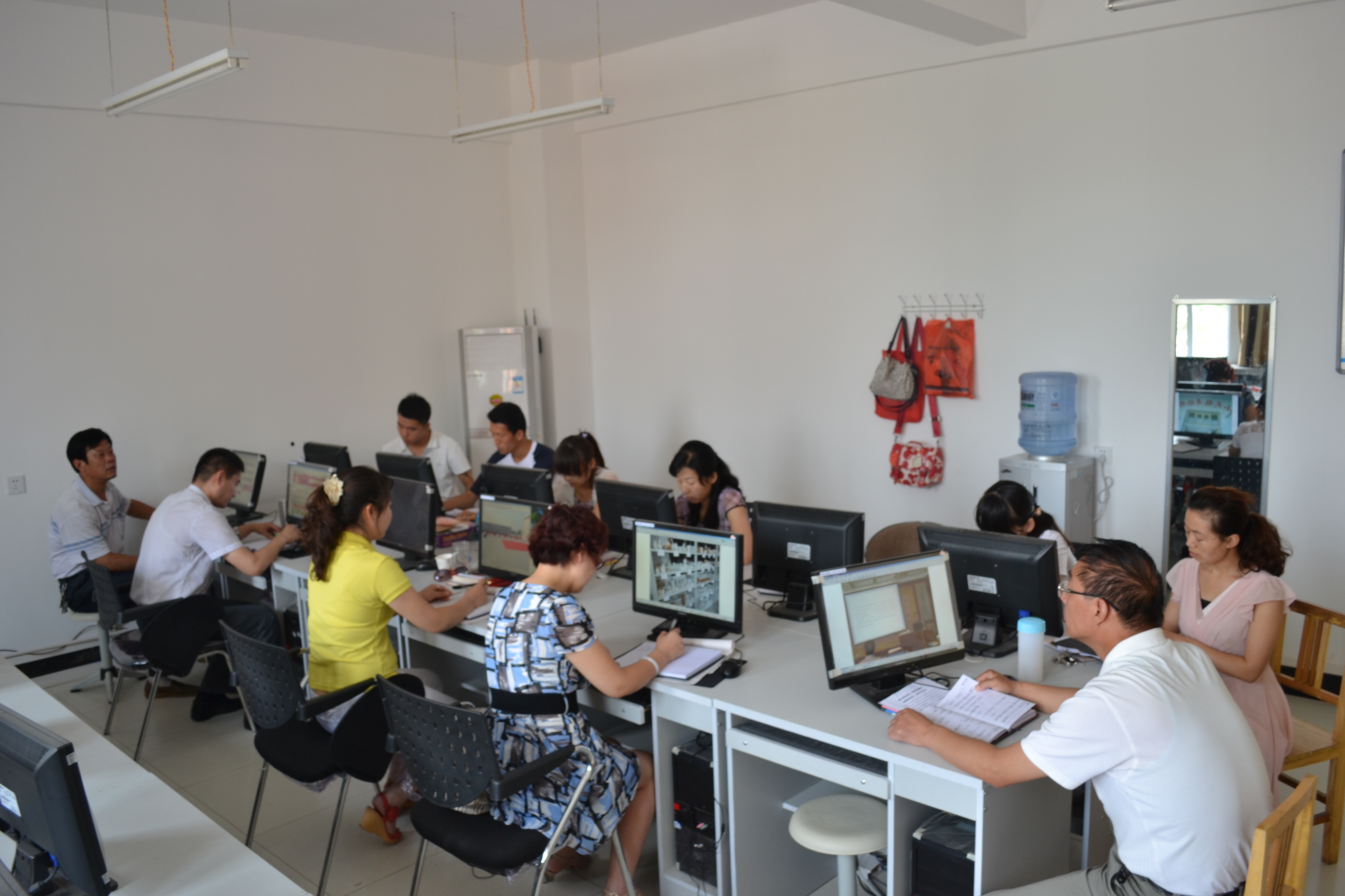 涇陽縣青少年活動中心舉辦網(wǎng)絡(luò)應(yīng)用技能培訓(xùn)會，杭州網(wǎng)絡(luò)技術(shù)服務(wù)助力青少年教育信息化